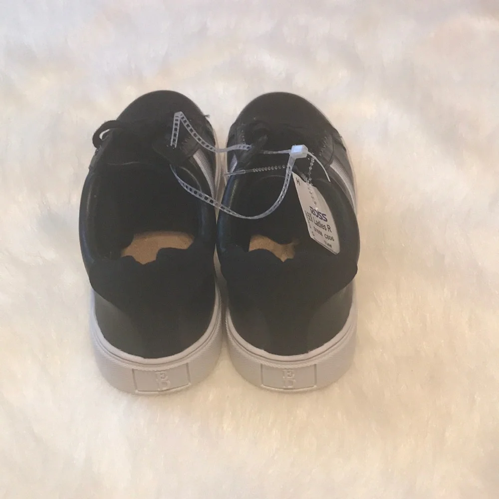 Ellen DeGeneres patrina sneakers.